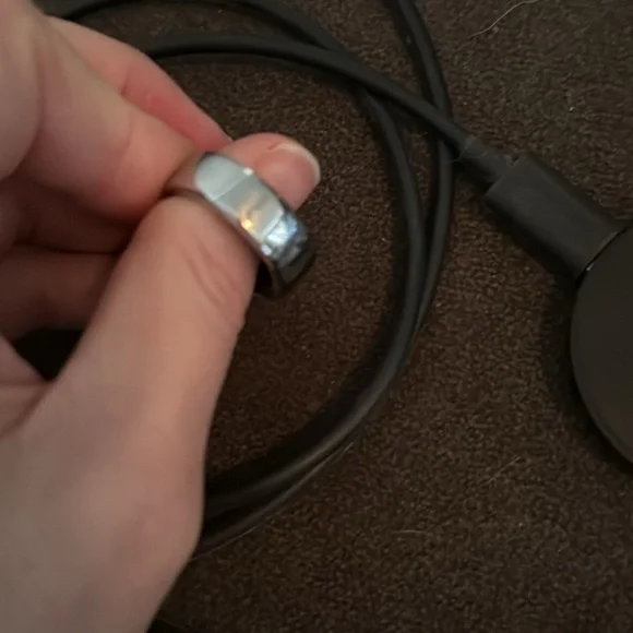 Oura Ring Gen3 Horizon Size 9 in Silver - Picture 4 of 5